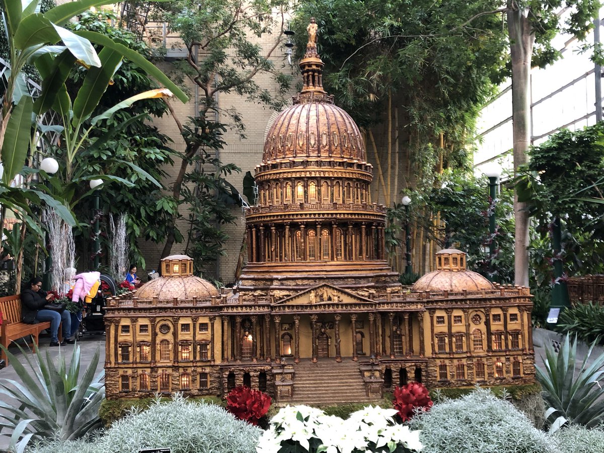 CHSBRinDC's tweet photo. After a trip to the National Archives, we visited the Botanic Gardens and the memorial to our nation’s disabled veterans. #WoundedHeroes #BearsInDC https://t.co/b2prULFHLZ