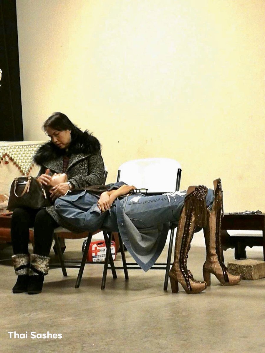 คุณแม่บินมาให้กำลังใจ ✈️ .... อีกหนึ่งกำลังใจที่สำคัญในชีวิตของฟ้าใส 🌸💙 (ขอบคุณ Thai Sashes นะคะ)
.
🙏🏻 instagram.com/paweensuda?igs…
.
#MissUniverse #Thailand