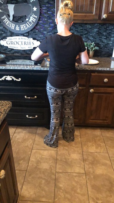 Let the thanksgiving cooking begin. Sorry I can&rsquo;t do it naked. https://t.co/vclRQhwspK