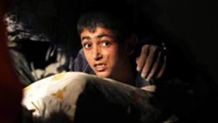 Van depreminin sembol ismi Yunus’un kurtarılmayı beklerkenki fotoğrafını ve ailesine söz verilip  tutulmayan sözleri #hiçunutmayacağım  <a href="/nihatsirdar/">Nihat Sırdar</a>