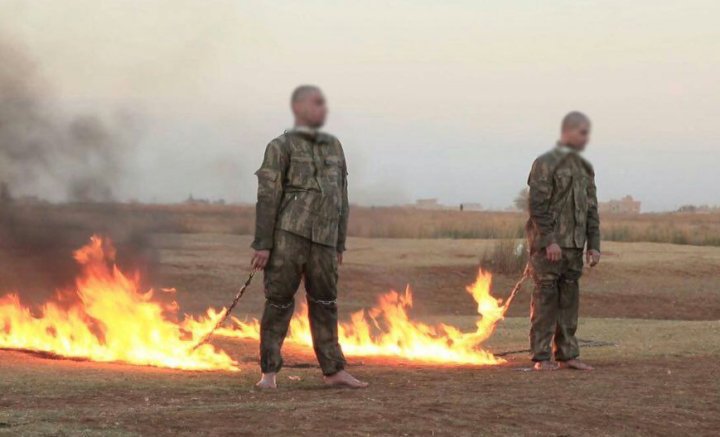 Işid'in diri diri yaktığı, derisi kavrulurken, 'Anam Vatanım yanıyorum yardım' diye bağıran Mehmetçikleri ve bu Mehmetçikleri kurtarmak için hiçbir şey yapmayanları#HiçUnutmayacağım
