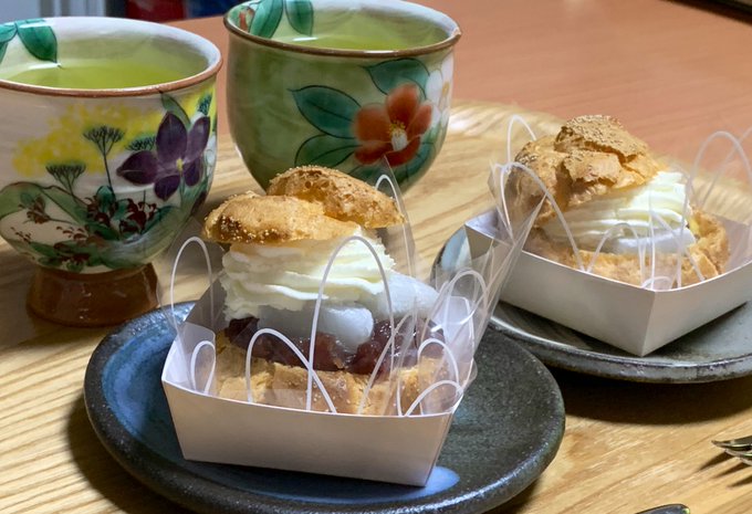 スイーツがあまり甘くなくて美味しいみたいなのTVとかでよく見るけど、おいらはしっかり甘い方が好き…あんまり甘くないスイーツは要らないって思ってる人けっこう居ると思うんだけどなぁ〜。
甘いモノとお酒は生活の潤い(嫌いな人ゴメンなさい)>^_^<

頂き物の和スイーツ、ごっつあんです。 