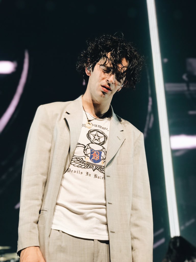 stariana's tweet photo. God Bless The 1975 https://t.co/RxWmRaP2dI