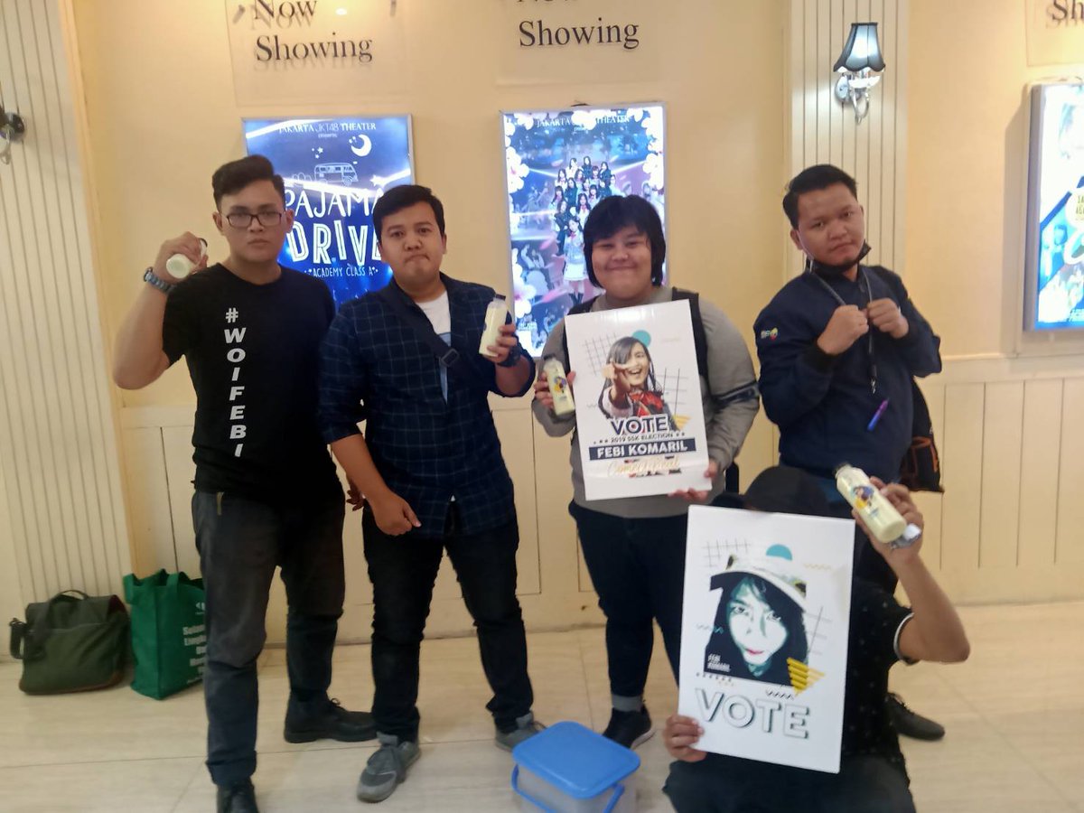ainovs's tweet photo. Jarang banget foto di FX, adanya foto sama @Febinetsui_ID pas bagi-bagi sembako.
#OutfitTeateran #WOIFEBI #ComeAReal ☀️ https://t.co/NEWDlZiUIj