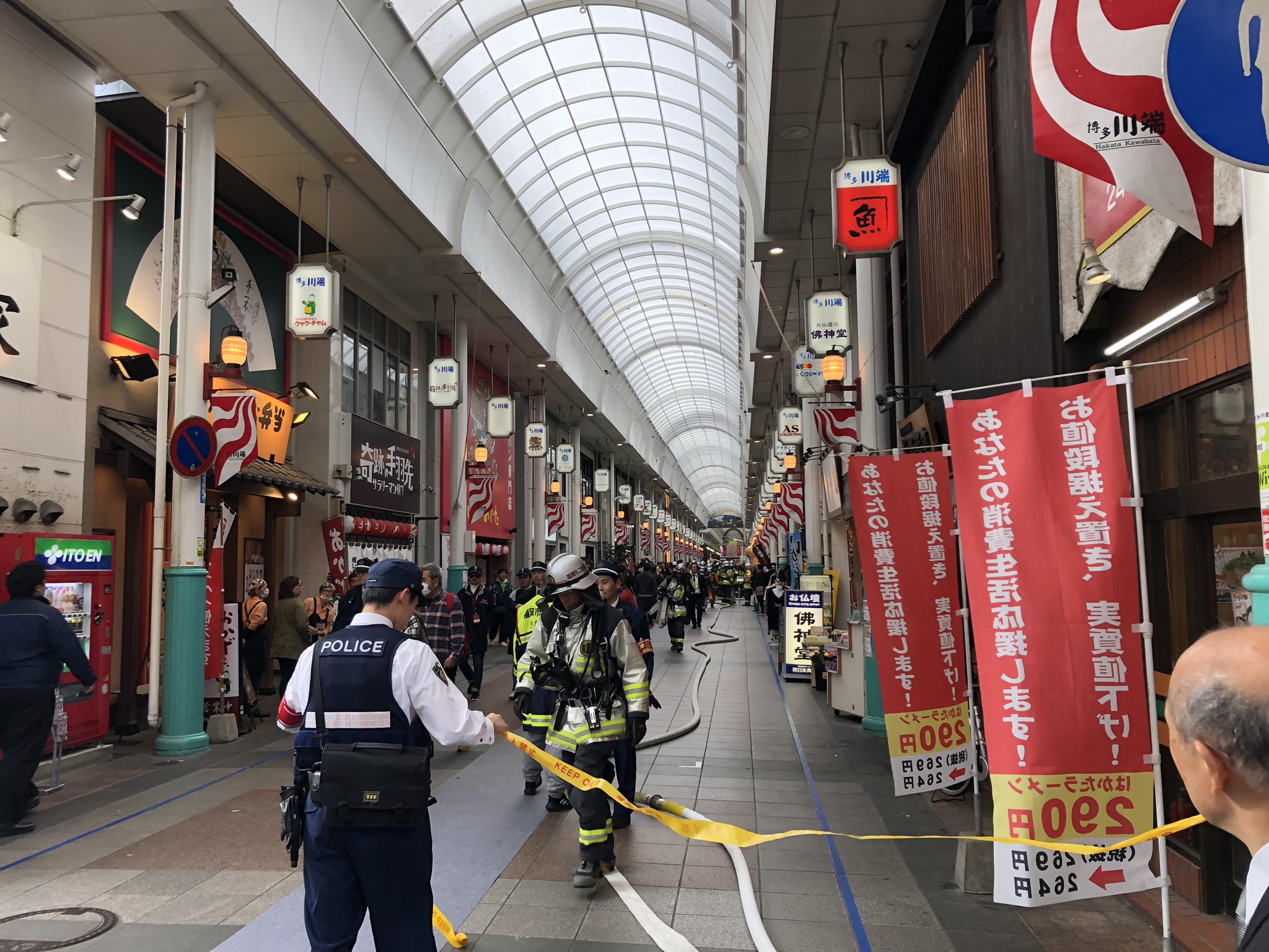 中洲川端駅付近の川端商店街で火事が起きている現場の画像