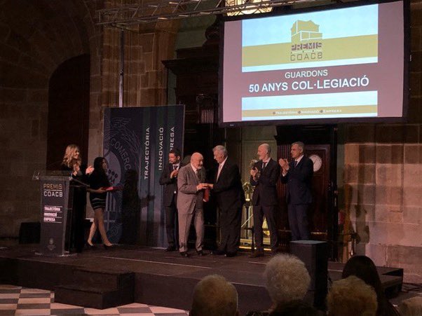 AntoniCanete's tweet photo. L’enhorabona al Colegi Oficial d’Agents Comercials [@coacbcn]  per aquest gran esdeveniment a la #LlotjadeMar.
Felicitats a totes les persones premiades. #PremisCOACB19 https://t.co/0IrSXW7FjT