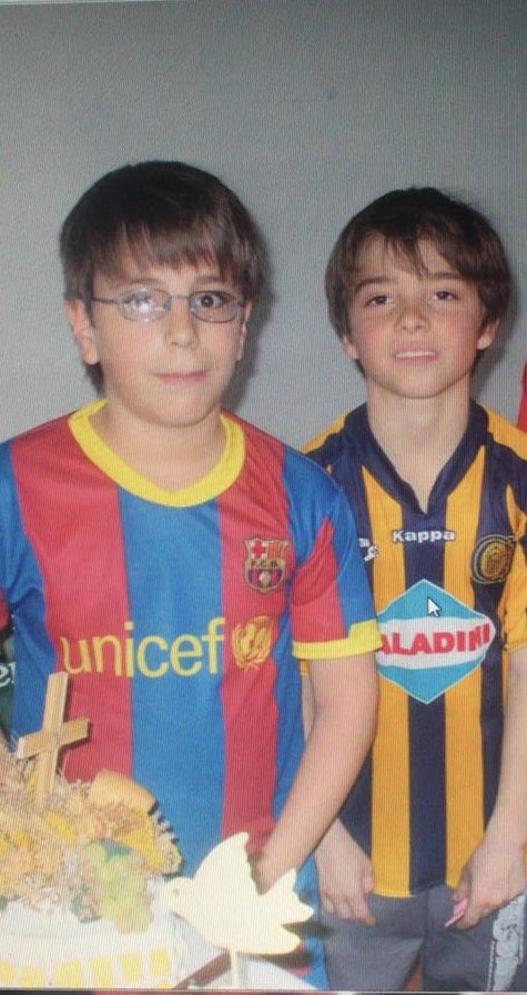 FedeMathey's tweet photo. Solo a la mama se le ocurrio invitarme a su cumple de 6 años sin conocerme, ni ser amigos pero aca estamos con mi hermanito https://t.co/kMH4aWd899