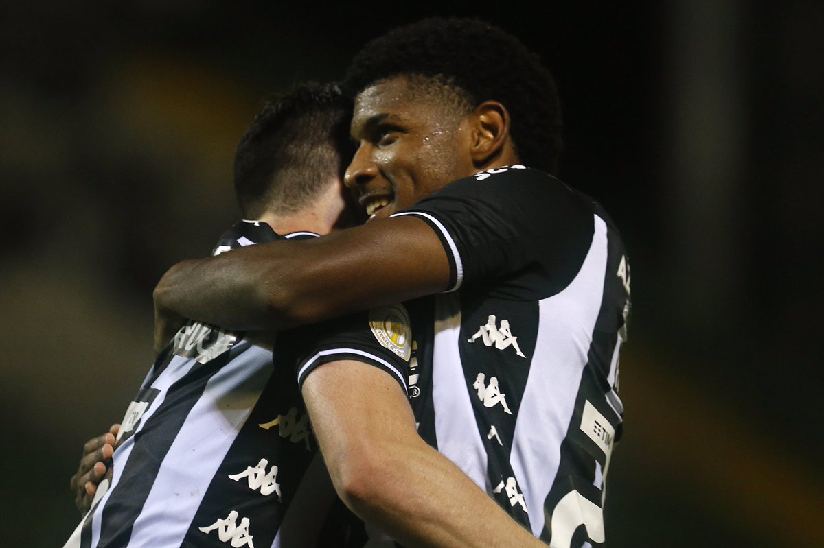 silveirarhuan10's tweet photo. Que noite! Eu estava ansioso por este gol e fico feliz por ele ter vindo em um momento tão importante. Muito obrigado a todos pelo carinho e principalmente aos meus familiares por sempre acreditarem! Este gol é para vocês 🤪❤️🔥 Fotos: Vítor Silva https://t.co/lDDi1yt5tq