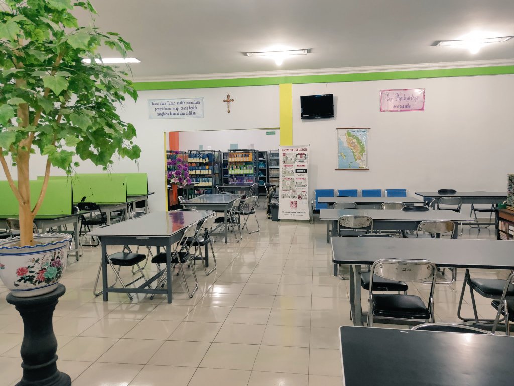 MustikaNadapdap's tweet photo. Aku suka berada disini,hal yg paling menyenangkan di Perpustakaan ini adalah kebebasan menciumi halaman² buku yg ada. Aku suka karna aku bisa melihat banyak orang dan melihat mereka seperti apa dlm sekilas pandang.#FEUMIMedan #umimedan @adrianarya101 @selvisitorus @SonyaZaluchu https://t.co/cPHoiwXVye