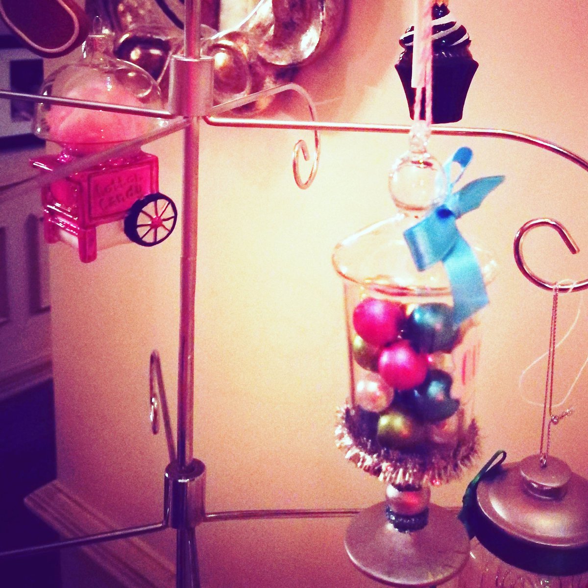 acuratedevent's tweet photo. Adding a little sweetness to the holiday mix.

#candyland #ornaments #christmasornaments #gumballmachine #eventdecor #holidaydecor #acuratedevent #ckont https://t.co/nJGk1bgu0k
