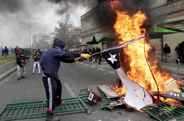 No hemos tenido terremotos ni tsunamis, aluviones o incendios q se le puedan igualar a esto. En qué minuto se les acabo el amor a la patria para quemar una bandera y con ella nuestro futuro.
Viva chile 🇨🇱 mierda 💪 no + daños