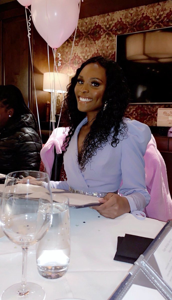 sectrasede's tweet photo. Alexa, play “22” by @taylorswift13 .
.
.
.
.
.
.
#1126 #NOV26 #aboutlastnight  #lastnightwasfun #imgrateful #Anotheryear #thankinggod  #sagittarius #saggang #Twentytwo #tallblackgirls https://t.co/7Fpu8bjycd