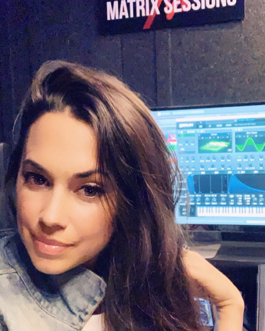 RhiannonRoze's tweet photo. Playing with bae. 🤓💕 #abletonisbae #matrixsessions @Ableton https://t.co/8QwmBlGkR8
