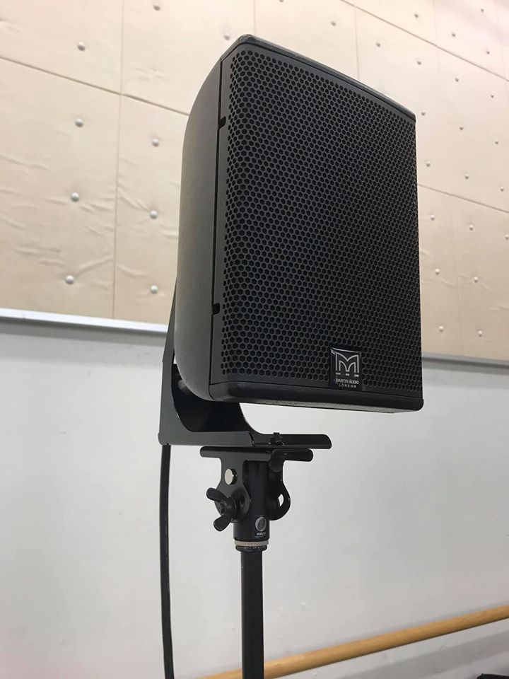 AUDIOBRAINS's tweet photo. 【Martin Audio】#MartinAudio のCDD5はマイクスタンドに立てることができます。
弊社が制作したマイクスタンドアダプターは、背面のユーロブロックコネクタをスピコンに変換。スピーチ用モニターなどに便利に使えるソリューションです🎤
#マーチンオーディオ #CDD5 #オーディオブレインズ https://t.co/VQ83qzj8cu
