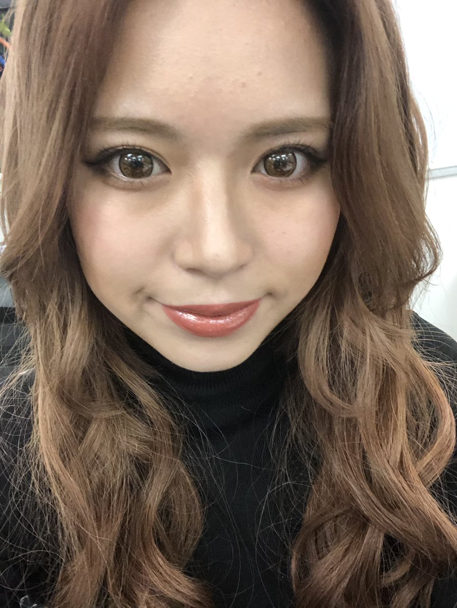 モデルにはすっぴんをYouTubeで出してもらってるのに申し訳ないと思ってたので現実投下。

すっぴん→20分メイク

#無加工
#ニキビ治らない

女の子って楽しいね🥰❤️

今日も撮影楽しもうー！