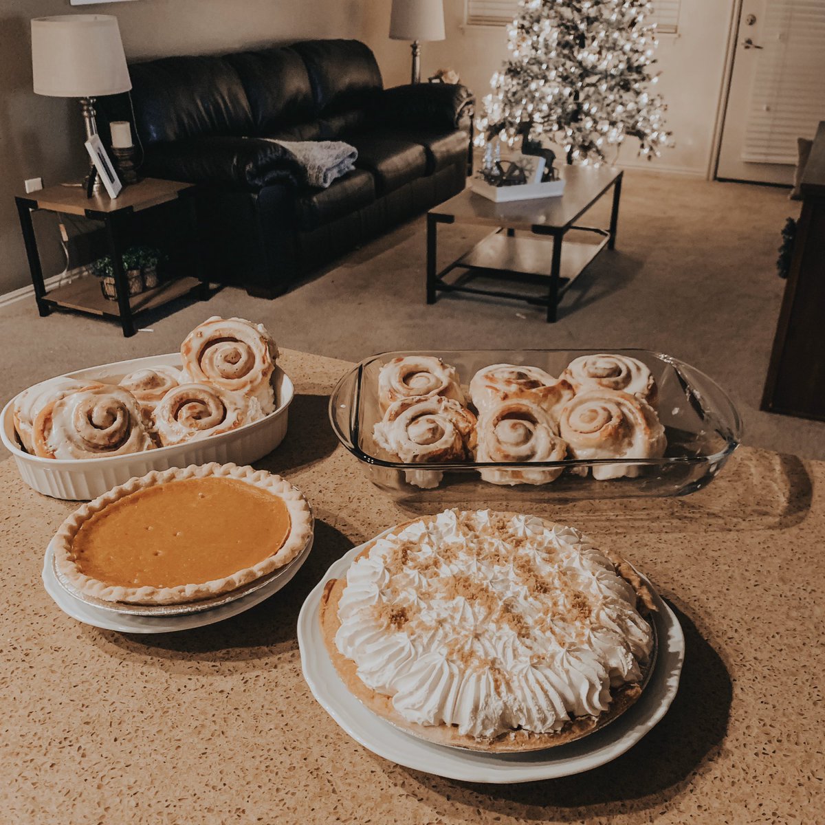 jennmckay007's tweet photo. something about snow fall outside and baking 😋🧡 #readyforthanksgiving https://t.co/xxwi68meMA