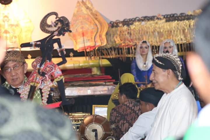 HabibluthfiYahy's tweet photo. Pagelaran wayang kulit di Kanzus Sholawat tadi malam, 27 November 2019. Rangkaian maulid akbar kanzus sholawat.

#habiblutfi #habibluthfiquotes #habiblutfibinyahya #habibluthfi https://t.co/NSRTRK5Zq5
