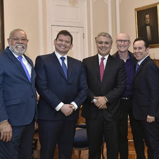 En primer lugar, te ruego que ores por todos los seres humanos. Pídele a Dios que los ayude; intercede en su favor, y da gracias por ellos. Ora de ese modo por los reyes y por todos los que están en autoridad, para que podamos tener una vida pacífica y t… ift.tt/34ticbt