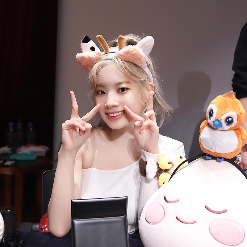 TheFlowerDance's tweet photo. ❤#TWICEPOST
Fan Autograph Session❤
#다현 #DAHYUN #ダヒョン #트와이스 #TWICE #トゥワイス #FeelSpecial https://t.co/vnDnuJff7e
