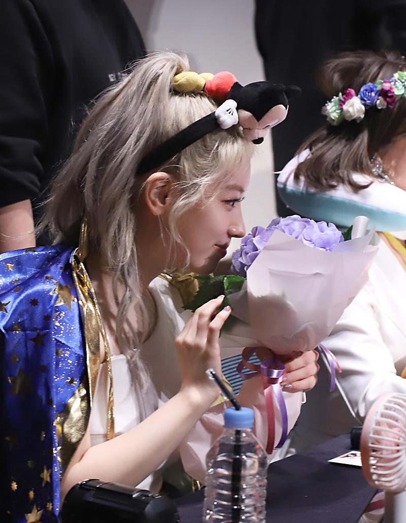 TheFlowerDance's tweet photo. ❤#TWICEPOST
Fan Autograph Session❤
#다현 #DAHYUN #ダヒョン #트와이스 #TWICE #トゥワイス #FeelSpecial https://t.co/vnDnuJff7e