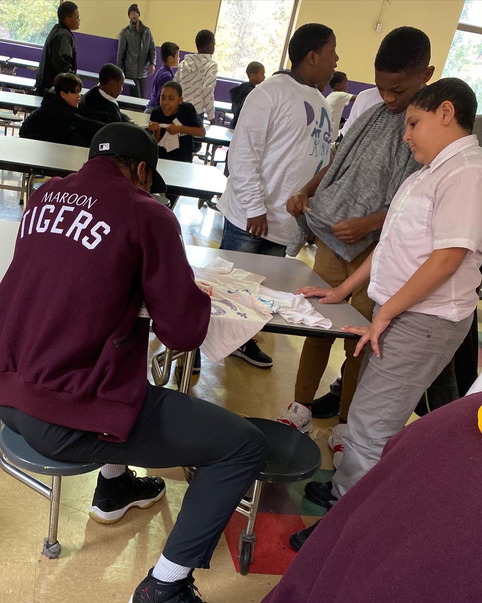 Morehouse_SAAC's tweet photo. Community Engagement Alert 🚨: #MHCSAAC engaged youth at Genesis Innovation Academy’s anti bullying rally. Ed Nelson & Will Callaway(🏈) spent two hours talking to kids about the impact of bullying. The group took pictures and signed shirts as well. #MorehouseServes #MaroonTigers https://t.co/KX80b5hAaG