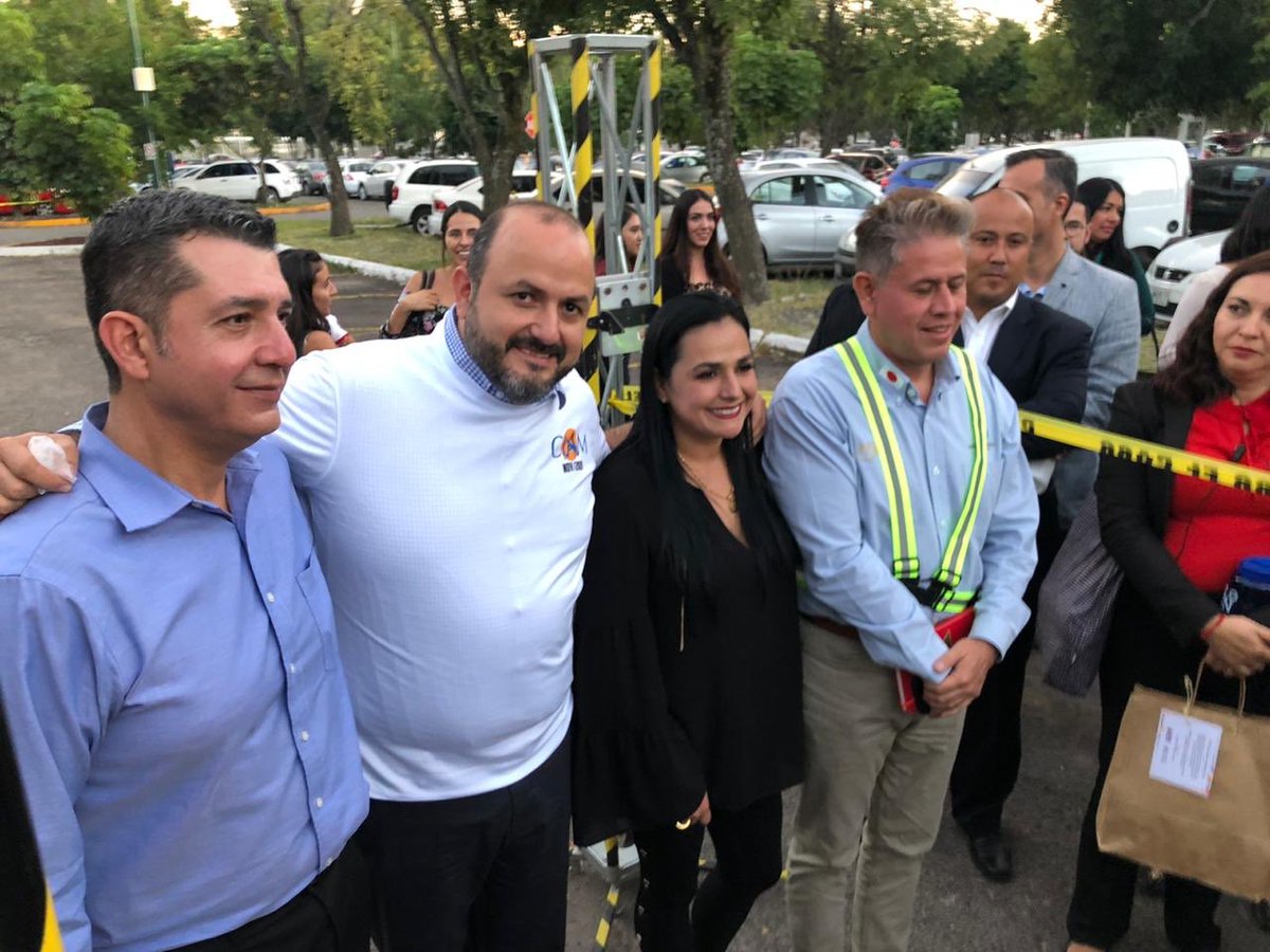 LGustavoPadilla's tweet photo. Hoy más que nunca puedo decir que estoy muy orgulloso de pertenecer a la Comunidad de la @udg_oficial y del @CUCEA_OFICIAL. Celebramos, acompañados del Rector General, Dr. @rvillanueval; con un festival lleno de alegría, folclor y dinamismo... https://t.co/Y3w7VAbQrk
