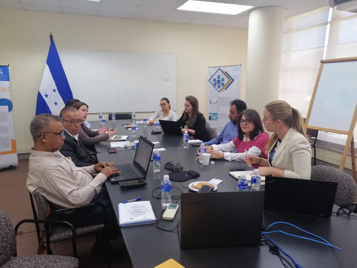 FIDEHonduras's tweet photo. Comisión Interinstitucional del Proyecto del CBI de Holanda en la Secretaria de Relaciones Exteriores, con la participación de Daohne Braak y Nicky Buizer del @CBI y de @FIDEHonduras ,FUNDER, @ANDAH, @sdeHonduras, la @CancilleriaHN   y la Represantacion de la, @UEenHonduras https://t.co/shfIa0T0oQ