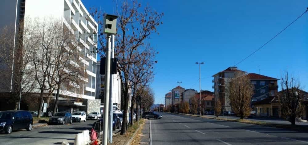 lucio_massardo's tweet photo. È con il vocabolario architettonico e la sua immagine modernistica che lo Sky Residence di Collegno cerca di attirare gli acquirenti ad andare ad abitare nella periferia di Torino a partire dal 1973...
#JuevesDeArquitectura #casa #middleclasshousing #housing
👇👇👇 https://t.co/IIMHZOlzRI