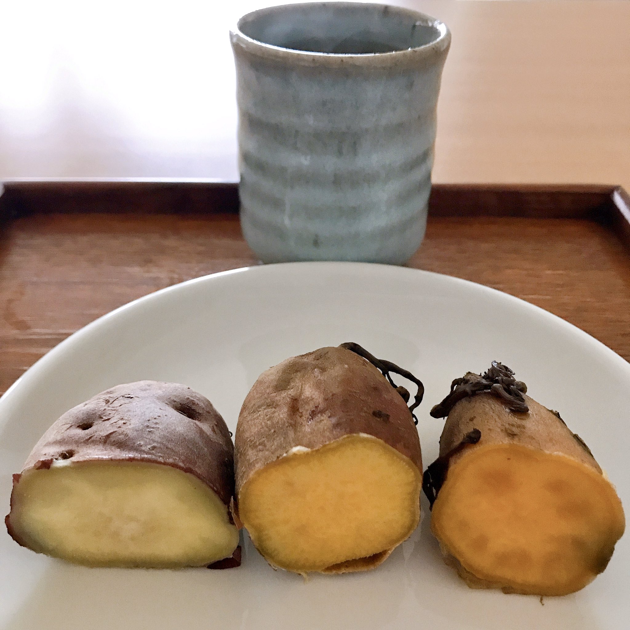 海野つなみ さつまいも3種 食べ比べてみました 3時間塩水に浸けてホイルに包んで 160 余熱なしで90分 そのまま放置 どれもしっとり まずは芽 うっすら芋の味はしますが繊維が口に残って美味しくありませんでした 捨てました 水分多い順にマロン 海野つなみ さつまいも3種 食べ比べてみました 3時間塩水に浸けてホイルに包んで 160 余熱なしで90分 そのまま放置 どれもしっとり まずは芽 うっすら芋の味はしますが繊維が口に残って美味しくありませんでした 捨てました 水分多い順にマロン