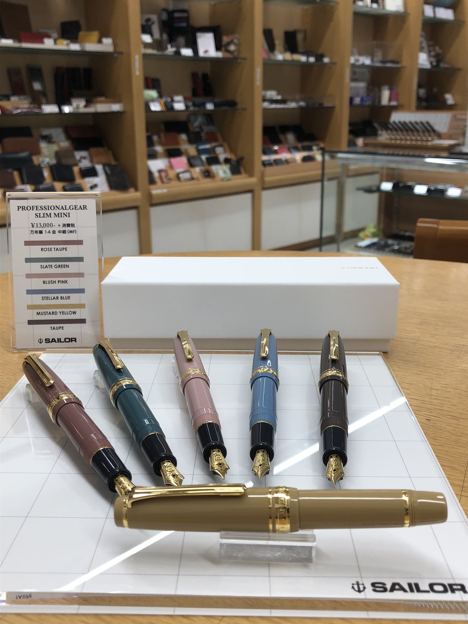 文具フロア セーラー万年筆 よりプロフェッショナルギアスリムミニが入荷しました ニュアンスカラーがかわいい女性におすすめの 万年筆 19 11 28 北区のブックストア 丸善岡山シンフォニービル店 ぐるっと岡山 文具フロア セーラー万年筆 よりプロフェッショナルギアスリムミニが入荷しました ニュアンスカラーがかわいい女性におすすめの 万年筆 19 11 28 北区のブックストア 丸善岡山シンフォニービル店 ぐるっと岡山