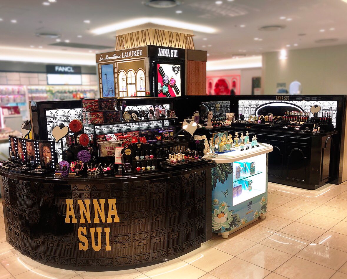 Anna Sui Cosmetics 本日11 28 木 ジェイアール 名古屋タカシマヤ にて アナスイコスメティックス がリニューアルオープン オープンを記念して 商品を4 000円 税抜 以上お買い上げの方に オリジナル コスメバニティポーチ を プレゼント
