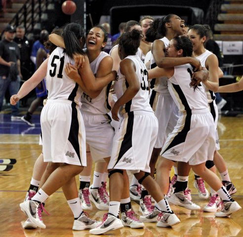mitty_wbb's tweet photo. Appreciate our alumnae who came back to campus to support & partake in our Black & Gold Alum Game. Thanks Hannah, Courtney, Tami, Glaze, Ashley, Kate, Karisma, Camille, Taylor, & Lauren! #MonarchFam https://t.co/Fxi5EsecCM