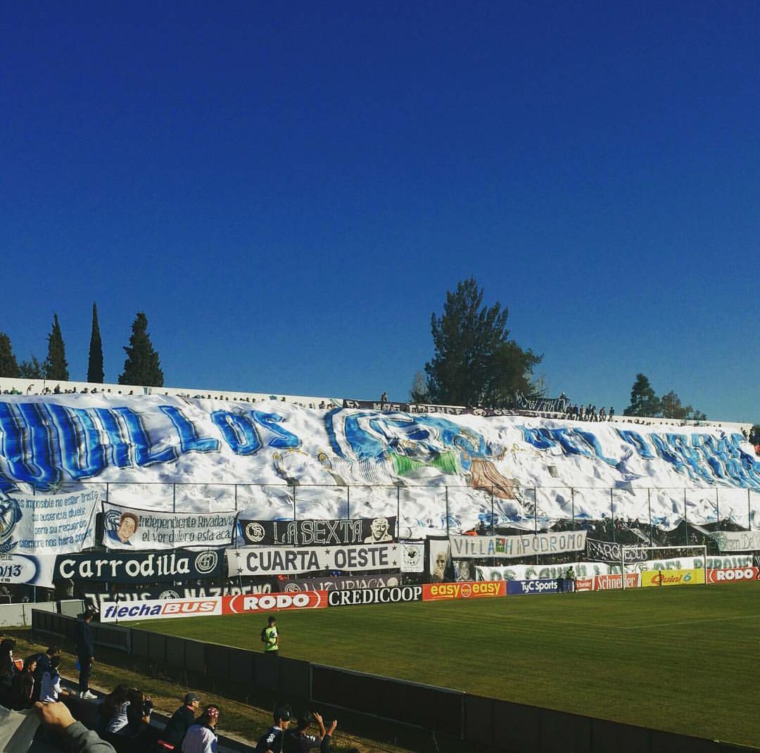 CSIReSports's tweet image. ¿CREEN EN LAS HISTORIAS DE LIBROS Y PELÍCULAS?

Les contare una. Partido de vuelta, el equipo perdía 1 a 0 y no proponía. Nos echan al 9 injustamente. El LATERAL DERECHO agarra el estandarte y va de DELANTERO CENTRO. Se plantan en el fondo 3 duros caudillos dispuestos a todo.