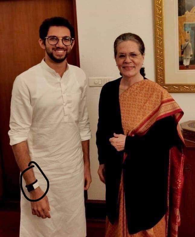 ezeenet's tweet photo. Pic 1 - @AUThackeray केसर के धागे के साथ

 Pic 2 - इटैलियन बॉस और केसर का धागा गायब.  

कहाँ है #हिंदुत्व अब #शिवसेना?
#शिवसेना_का_हिंदुत्व_सोनिया_के_चरणों_में
#शिवसेना_के_तो_l_लग_गये
 #ShivSenaBetrayedMarathaManus 
#ShivajiPark #shivsenacheatsbalasaheb https://t.co/0lE17nFeXr