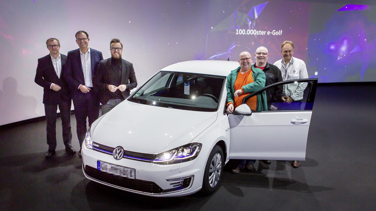L'électrique chez <a href="/vw_france/">Volkswagen France</a> ça ne date pas d'hier !
Volkswagen livre la 100 000ème e-golf  
media.volkswagen.fr/volkswagen-liv…