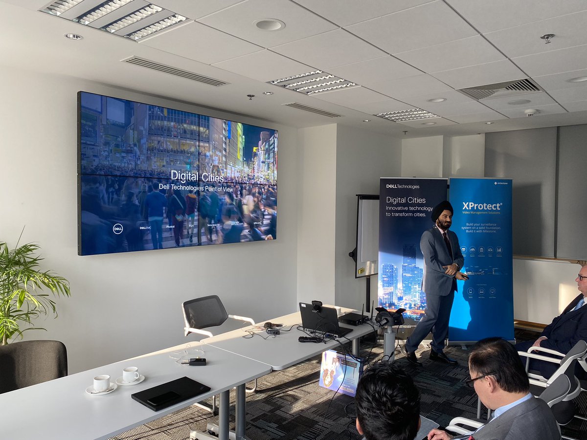 Today in Warsaw we are having an @DellEMCPoland sales training SAFE CITY / Digital City. Special guests from abroad - <a href="/RekhiHarjeet/">Harjeet Rekhi</a> kicking off the workshop. Tomorrow we expect over 40 customers and partners!