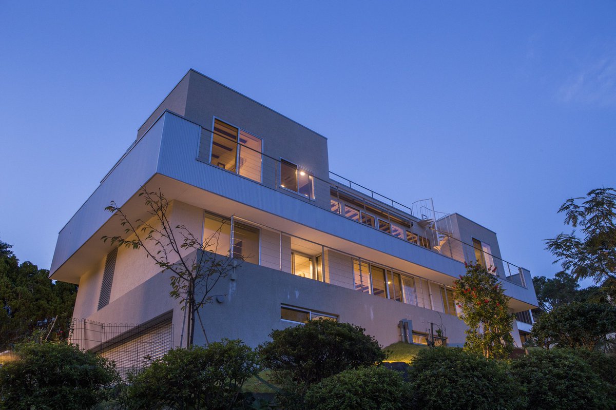 株式会社ハウスアップ در توییتر 建築施工部長の新井が前職で建ててきたお家をご紹介 当社の施工事例がないので 今回は逗子で建てた豪邸です 昼間と夕方で表情を変えるお家です なんと建物面積90坪という広さ 半地下にガレージ付きのお家 注文住宅