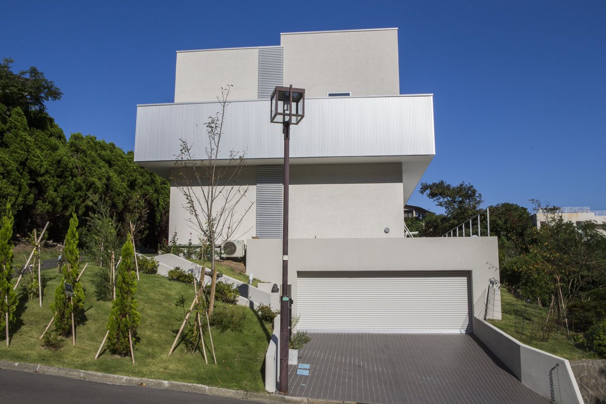 株式会社ハウスアップ در توییتر 建築施工部長の新井が前職で建ててきたお家をご紹介 当社の施工事例がないので 今回は逗子で建てた豪邸です 昼間と夕方で表情を変えるお家です なんと建物面積90坪という広さ 半地下にガレージ付きのお家 注文住宅