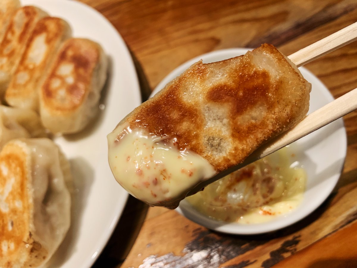 【餃天堂】
@栃木：宇都宮駅から徒歩数秒

モチモチ感強めな焼餃子を食べられるお店。

丸みを帯びたフォルムが特徴的な餃子で、一口食べた瞬間にわかるもっちり感がたまらない！マヨネーズ＆一味に漬けて食べる少し特殊な食べ方で意外なほどに相性抜群🎶

駅前にあって行列ができる人気店です✨
