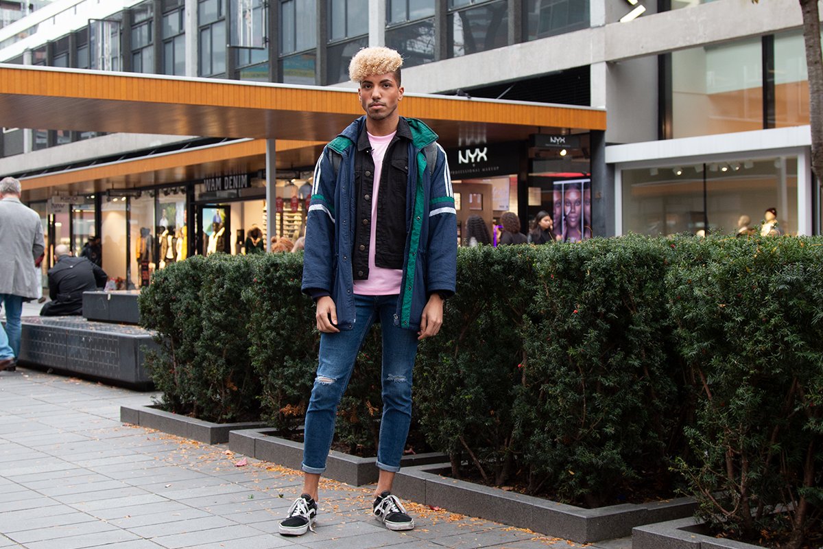 Vintage-liefhebber Rowen zocht een leuk cadeautje voor zijn vriend. 👌 Met zijn stoere, blonde krullen en gekleurde outfit valt hij meteen op. 🤩 Hij omschrijft zijn stijl als urban. ‘Mijn favorieten zijn toch wel <a href="/douglas_ned/">Parfumerie Douglas</a> en <a href="/NyxCosmetics/">NYX Pro Makeup US</a>’, aldus Rowen. #langsdelijnbaan