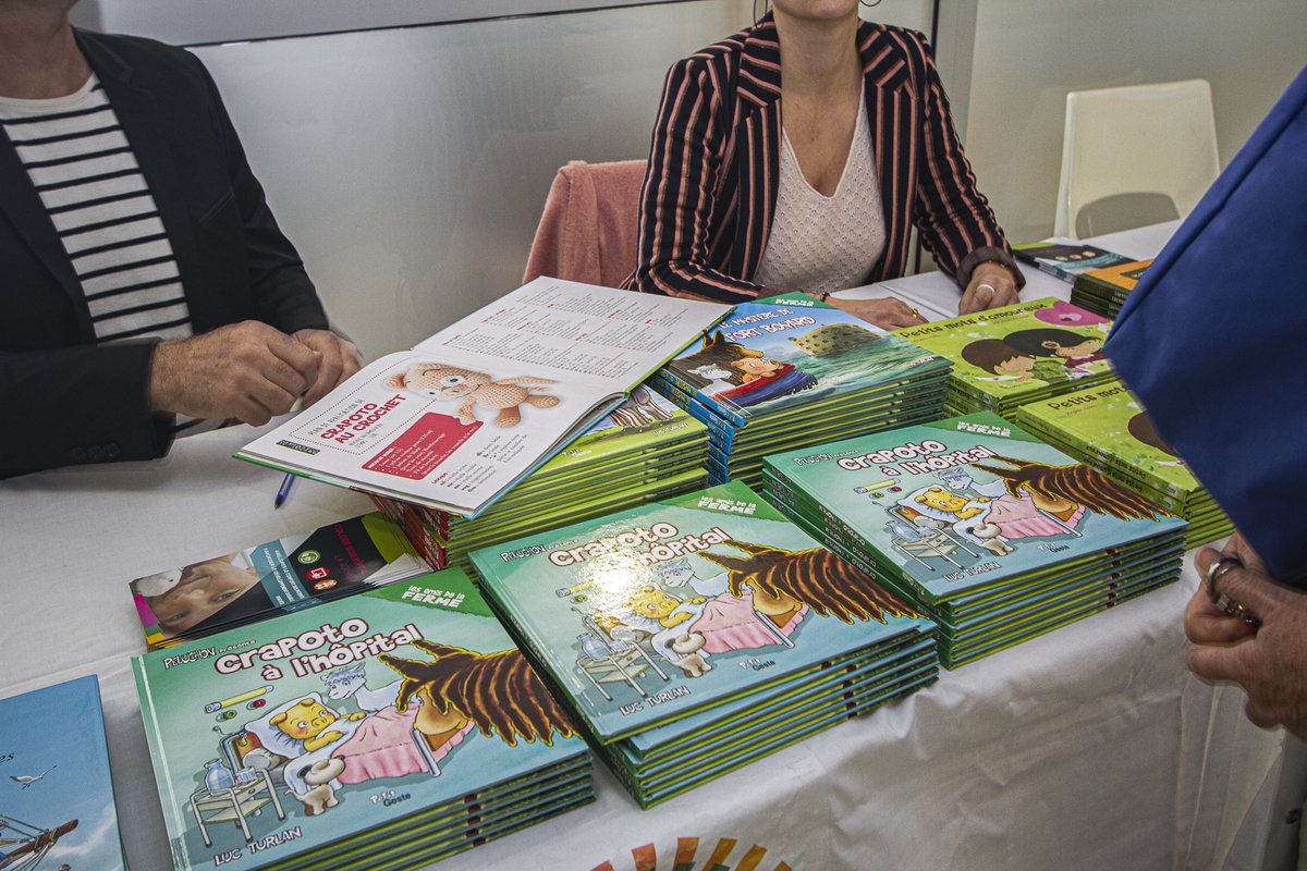 GHLaRochelle's tweet photo. A l'occasion de la sortie du nouveau livre "Crapoto à l'hôpital", Luc Turlan et Véronique Hermouet sont venus dans le hall de l'hôpital St-Louis pour une séance de dédicace.
Ils sont allés à la rencontre des enfants afin de leur dédicacer un livre. #partage #soins #pédiatrie https://t.co/vhBe3UGukB