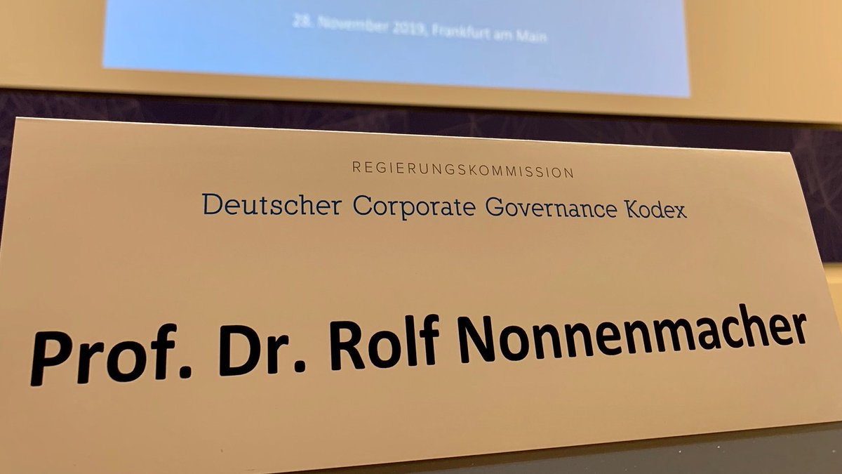 #DCGKonferenz2019 „Nicht aus Gründen der #CorpGov , sondern aus der Verpflichtung, den Unternehmenswert zu steigern, und der damit einhergehenden gesellschaftlichen Verantwortung haben Vorstände und AR z.B. klimafreundlichen Geschäftsmodellen zum Durchbruch zu verhelfen“.