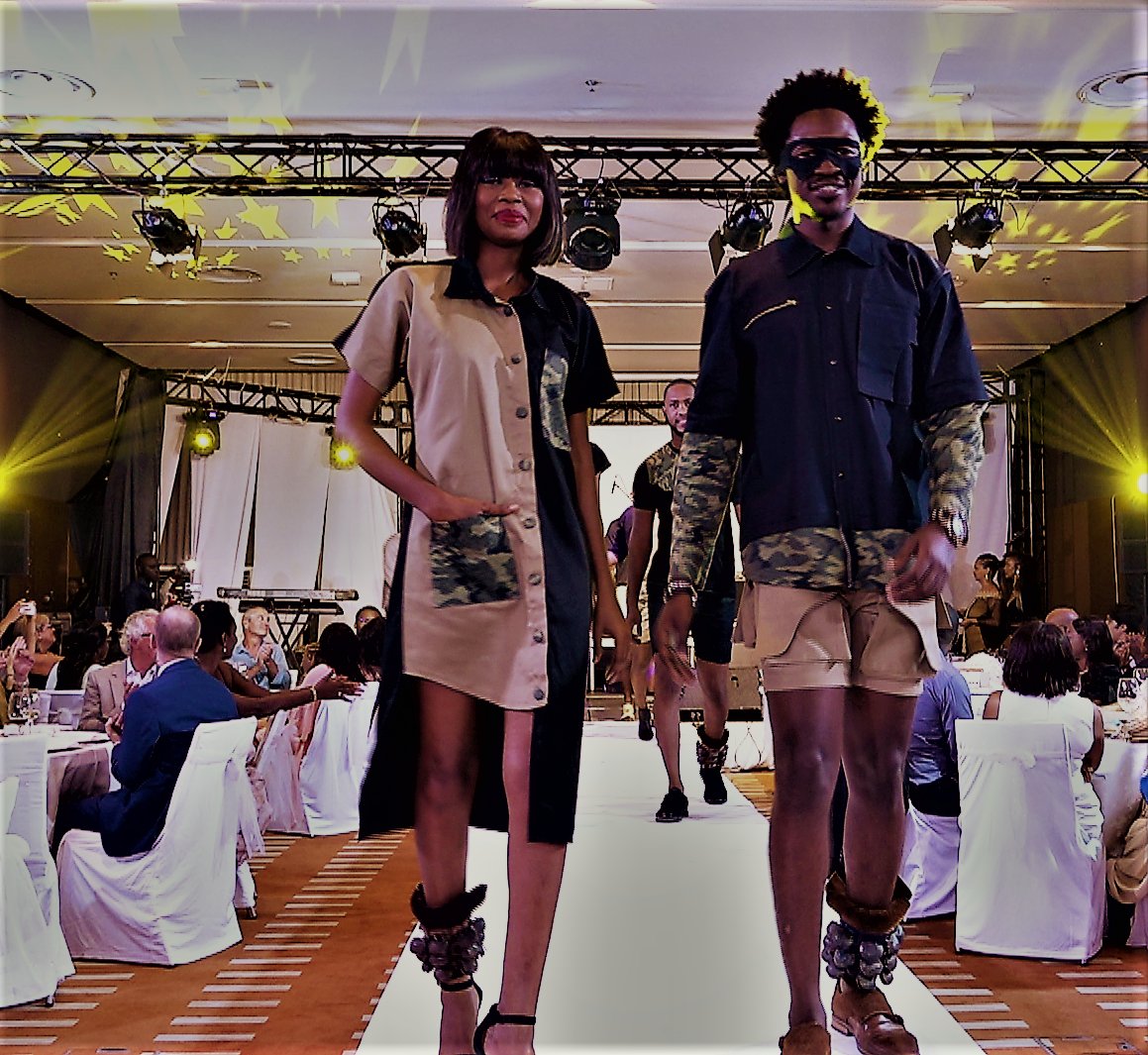 davy_carmel's tweet photo. Mini collection Safari-Croisière by #DavyK sur la scène du Gala #FestivArts d'Est en Ouest à #Dakar, le 23nov 2019.
Fun, dance, rhythms and a selfie with th models on th Runway! 🙂🙂
🙌🏾 aux organisateurs pour le merveilleux accueil #RwOT
Visit us in #Kigali kacyiru kg684 Nr42 https://t.co/o3tKmPC9ZD