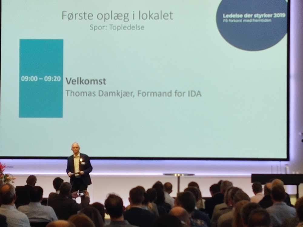 ThomasDPeter's tweet photo. Vi kan ikke kun tænke profit som ledere. Vi må tænke i værdi også for at løfte vores ansvar og for at være relevante fremover. Har netop åbnet #ledelse19 for 400 ledere, der er mødt op for at blive klogere og bedre. Tak for interessen! https://t.co/AVUWQwSrwi