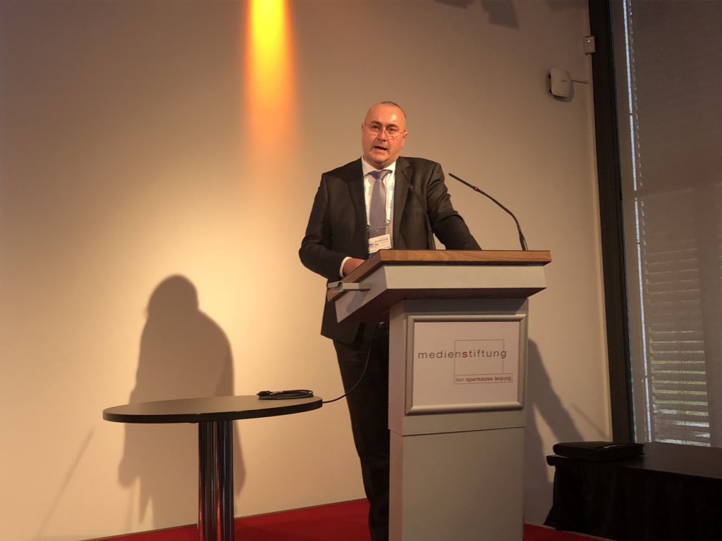 IT_Fachtag's tweet photo. Workshop zum Thema und OZG: Dirk Meyer-Claassen fragt, wer wird das, was heute in den Digital Labs und Think Tanks entsteht, den in Realität betreiben? #IT_Fachtag19 https://t.co/YZu4mJa4Su
