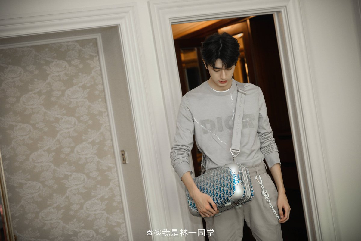 _LinYi99's tweet photo. 世界很大，从心出发，背上行囊去那��梦寐以求的地方。#DIORandRIMOWA 酷炫旅“型”家，说走就走 #DIOR迪奥 https://t.co/lyqs1ACOFI