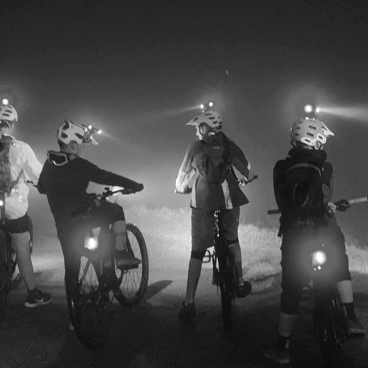 malcolOP's tweet photo. The visibility was down to a few metres which made for a very disorientating ride on the #malvernhills last night, that didn’t stop our #mtb club getting a few laps in though! @malverncollege #nightbiking #badvis #adventure #explore #risktaking #isitleftorright https://t.co/5FE1xH0rPq
