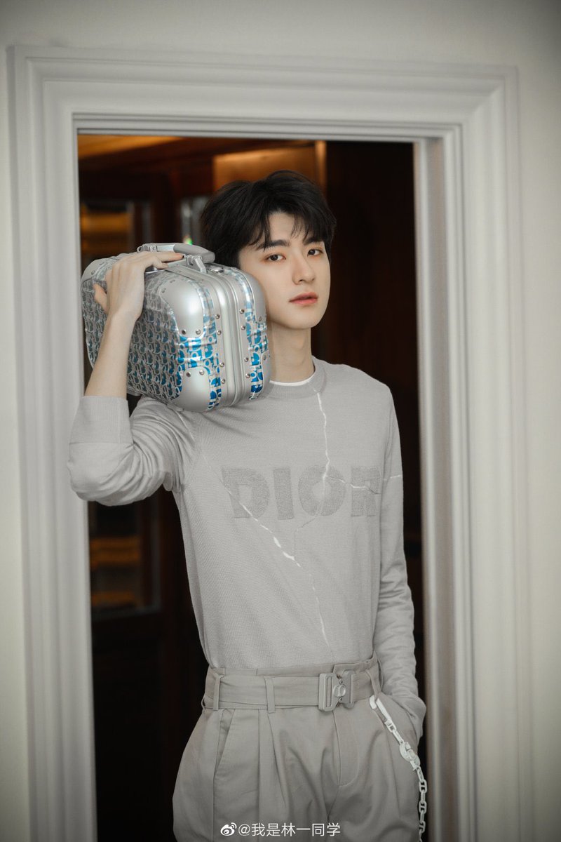 dramapotatoe's tweet photo. #LinYi poses for the Dior and Rimowa capsule luggage collection

More - https://t.co/Z2vilZTtAy

#林一 https://t.co/gzS9wyGmec