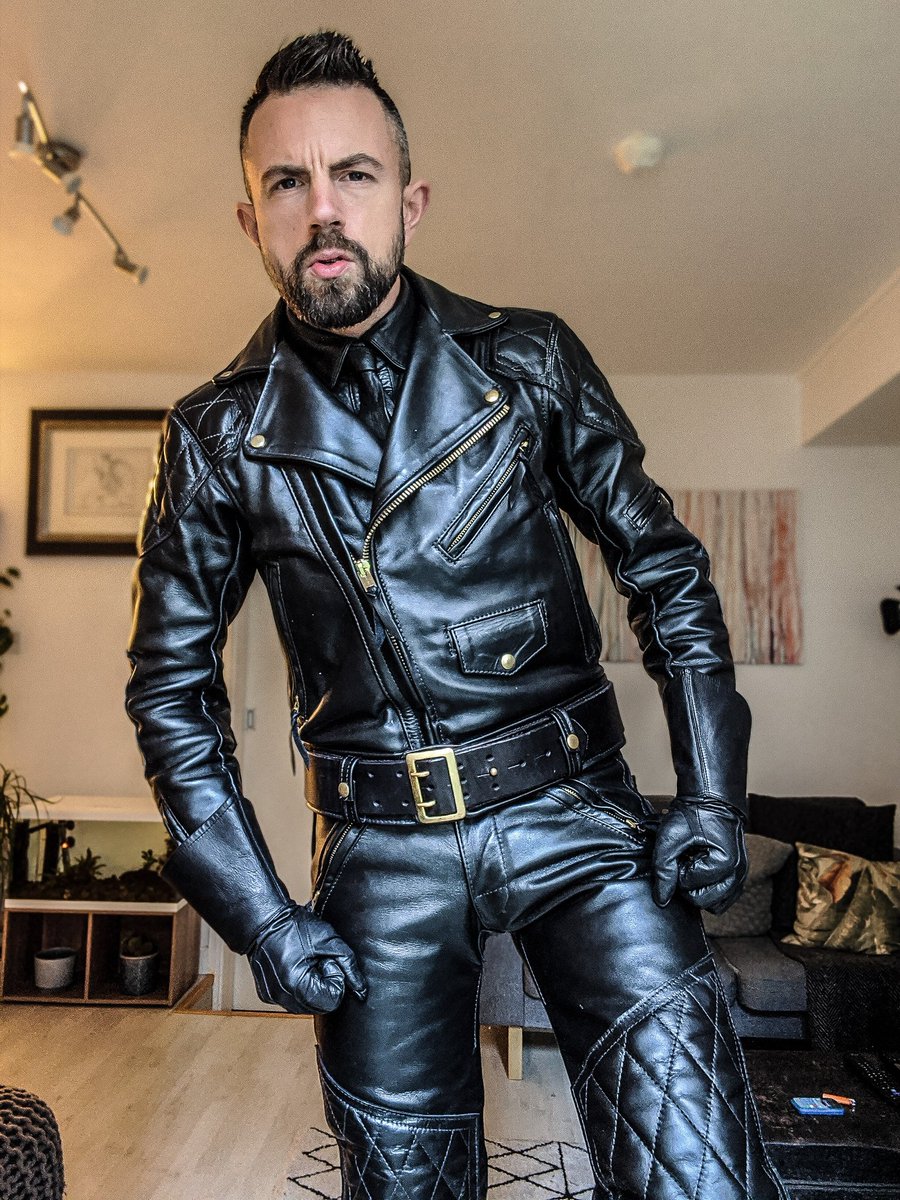 Itlmakeyoureyes's tweet photo. Keeping the boy down.
#leathermaster #undermyboot #bootworship #fulllanglitz #bluf #blufmaster #leathermaster #gayleather #leatherfetish #leathergloves #langlitzleather #leatheruniform #alphamale #domtop #dominant #fetish #glovefetish #gayfetish #kinkster #leatherman #master https://t.co/0XPQ7gy7hd