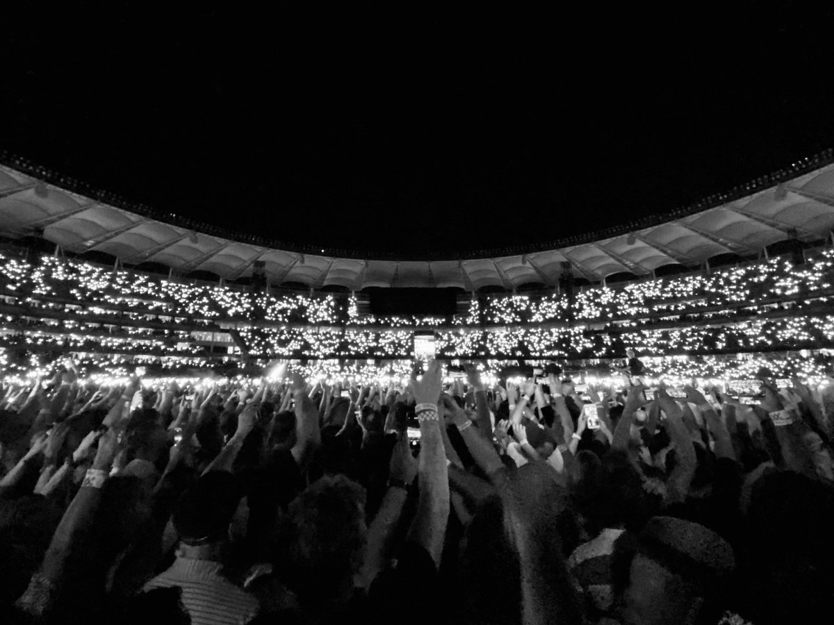 WORLDL1NG's tweet photo. โHow beautiful, how extraordinary โ Australia. What a wonder!โ ๐ฆ๐บ - #Bono
#U2JT19 #U2Perth https://t.co/hl1r7xoWQR